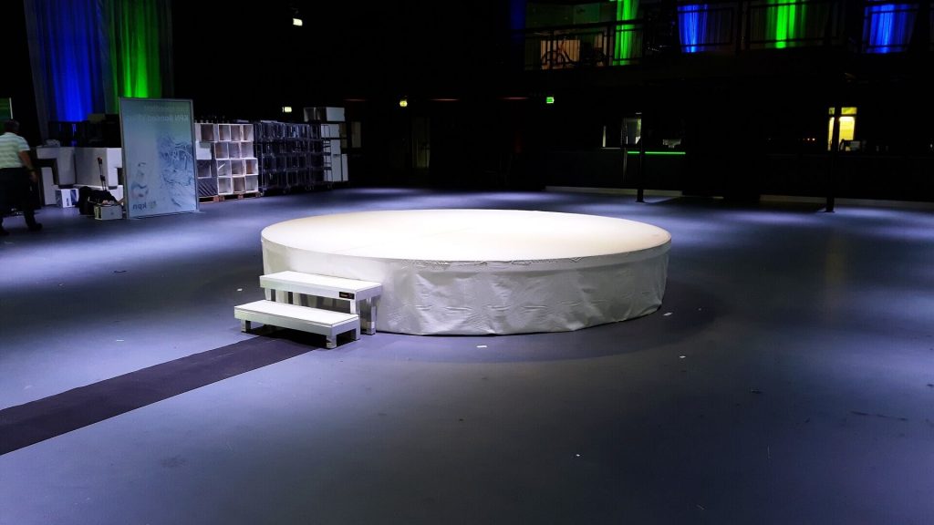 Grizzly rond podium gebouwd door podium expert uit Dordrecht voor professionele evenementen