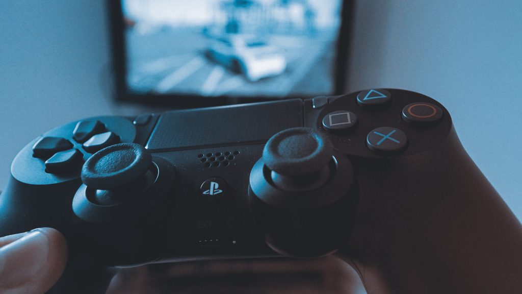Jongere speelt game achter beeldscherm met aandacht voor gezondere gaminghouding en pauzes