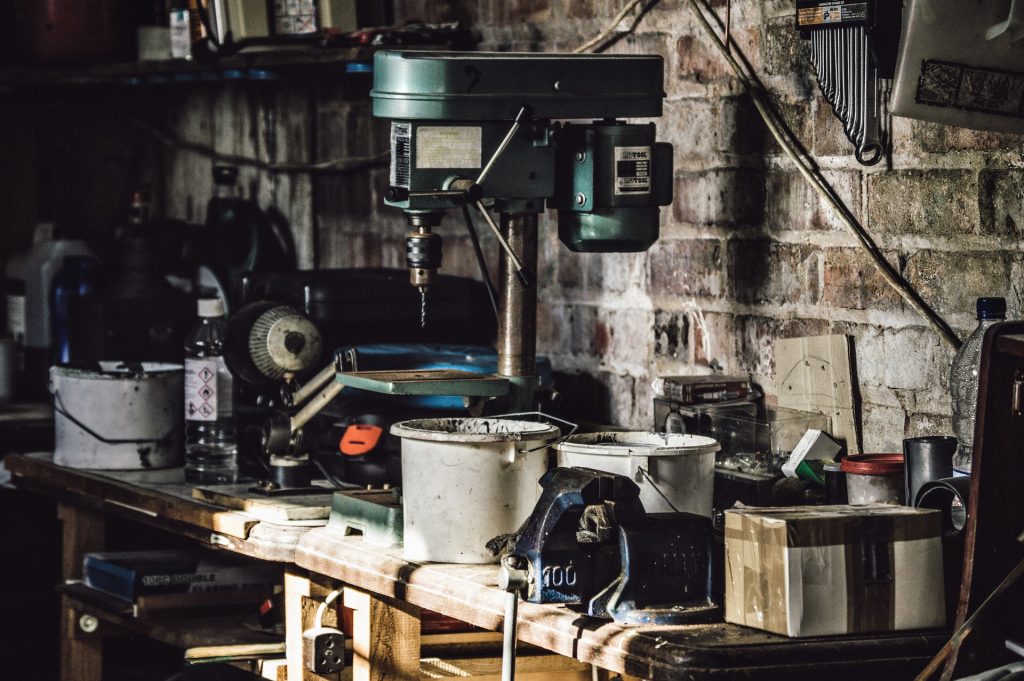 Elektrische boor voor het bouwen van een garage - gereedschap voor doe-het-zelvers