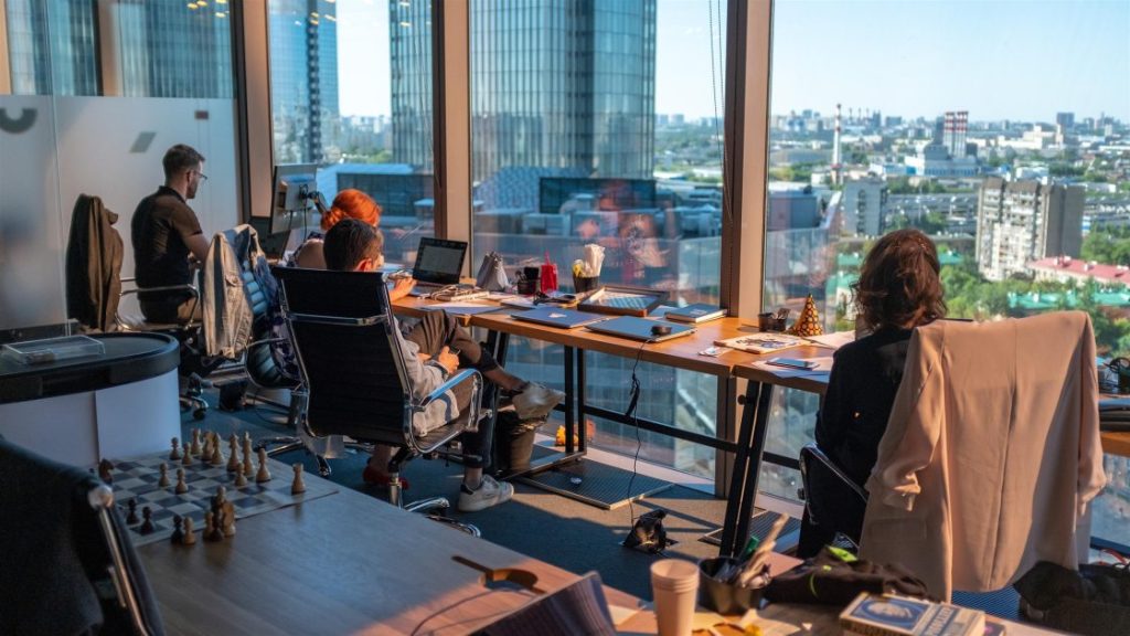 Moderne vergaderruimte in Utrecht met uitzicht over de stad, ingericht voor professionele vergaderingen