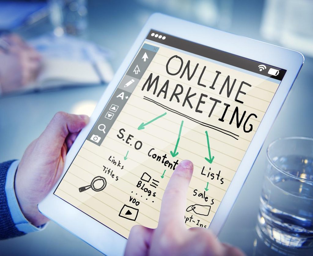 Infographic met essentiële SEO-tips voor website optimalisatie en verbetering van zoekmachineresultaten