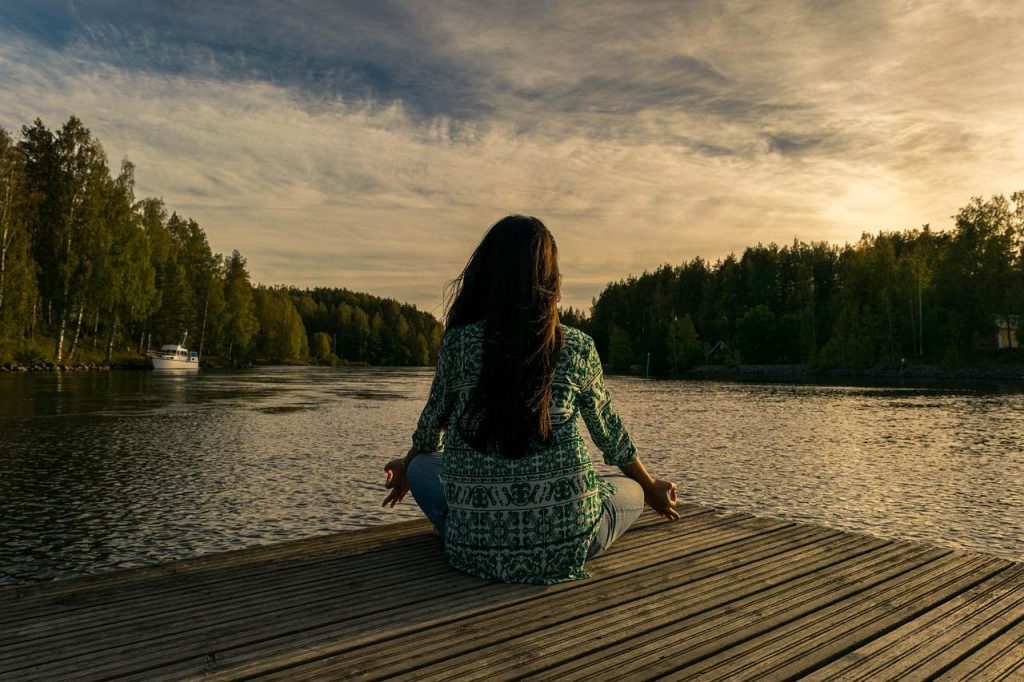 Visuele uitleg van posttraumatische dystrofie symptomen inclusief pijn, huidveranderingen en zwelling na letsel of trauma