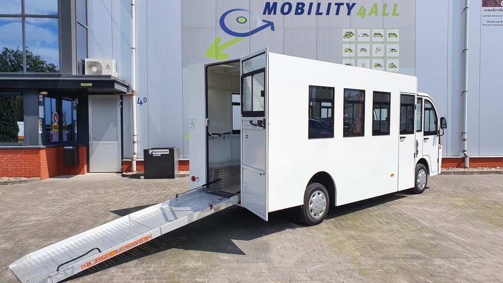 Mobility4All showroom: rolstoelbus kopen met maatwerk mogelijkheden en aangepaste besturing voor optimale mobiliteit