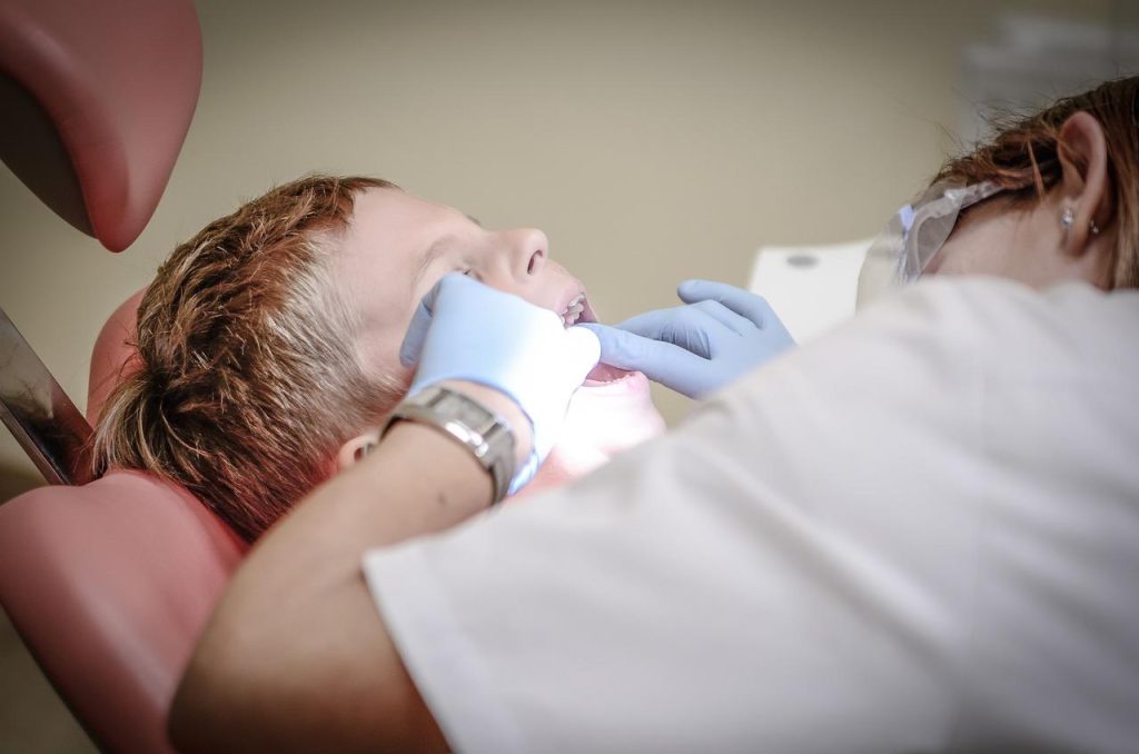 Tandarts voert controle uit en inspecteert tanden en mondgezondheid van patiënt