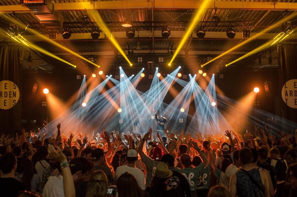 Gids voor festival organiseren met tips voor vergunningen, voorzieningen en duurzaamheid voor een succesvol evenement
